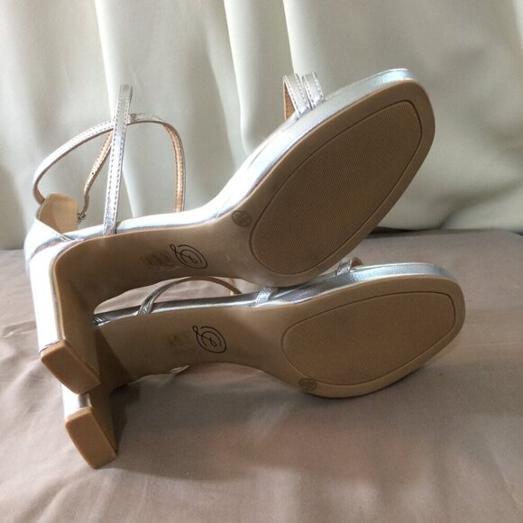 NEW Chinese Laundry Silver Sandals Strappy Heels Ankle Teri Size 8 ½ - Picture 4 of 7